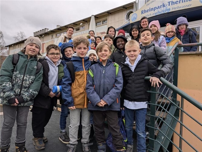 Schwimmunterrichtskinder der Klassenstufe 3 mit Jonas Peuter, Helene Wochnik und Kerstin Faßbender (Letze Reihe hinten, v.l.).  Foto: Nick Kleßen
