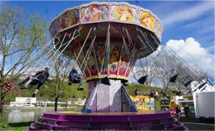 Schwindelfrei in die Höhe begaben sich die Gäste auf dem Kettenkarussell.