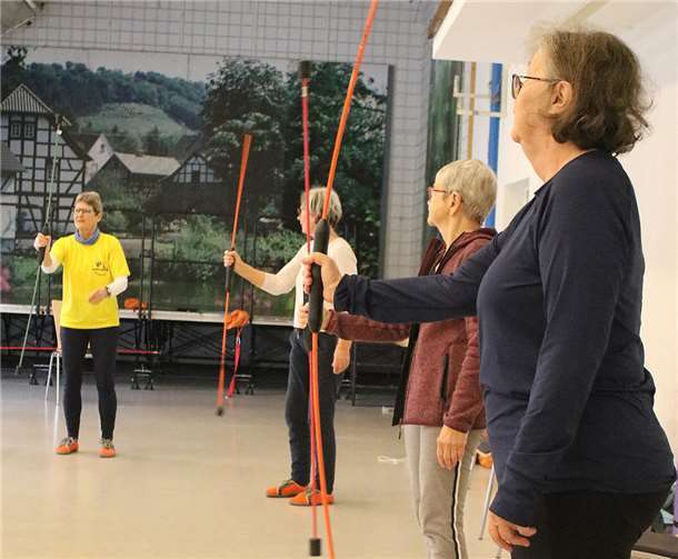 Schwungstäbe und andere Kleingeräte kommen bei den Kursen auch zum Einsatz.  Foto: VfL Waldbreitbach/Josef Hoß