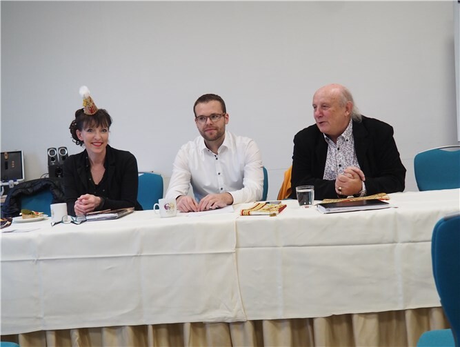 Schwungvoll stellte DirkCrecelius (re.) den Fahrplan für die kommende närrische Session vor