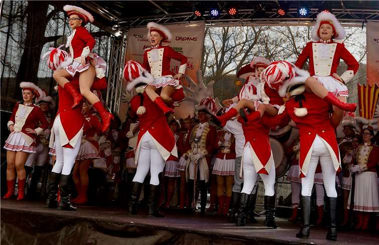 Schwungvoll tanzte man sich in die richtige „Zug“-Stimmung. Fotos: KG