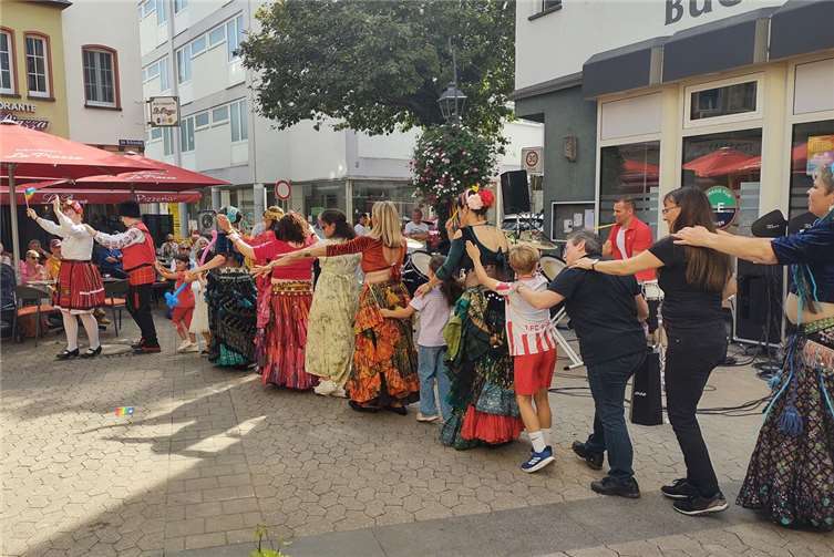 Bunte Vielfalt beim Fest der Kulturen in der Brückenstraße Schwungvolle Tanzauftritte mitten in der Brückenstraße.
