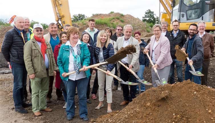 Schwungvoller Spatenstich für den Ausbau des nördlichen Teils des Odendorfer Bahnhofsumfeldes. JOST