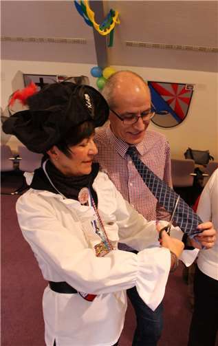 Schwupps, da war auch die Krawatte von Büroleiter Armin Seiwert gekürzt.