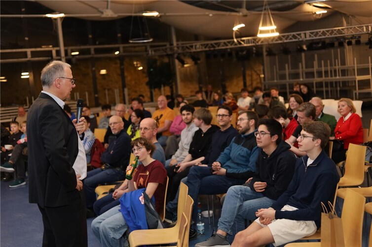 Science Days am Are-Gymnasium - Prof. Dr. Thomas Dekorsy referiert über die Herausforderungen durch Weltraumschrott.  Foto: Hubert Ewers