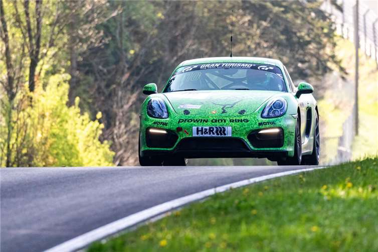 Scott Marshall im Porsche Cayman GTS („Fluffy“) bei der Anfahrt zum Streckenabschnitt Flugplatz.  Fotos: Andreas Krein