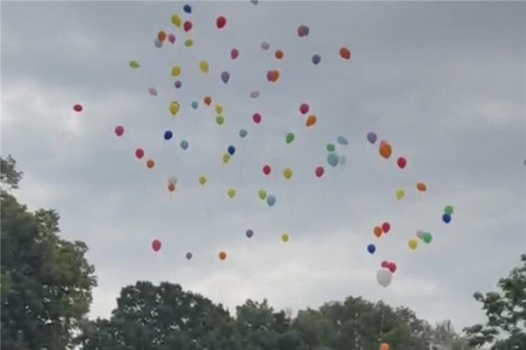 ScreenshotMit den biologisch abbaubaren Luftballons stiegen auch die guten Wünsche der Schulgemeinschaft für die 86 Viertklässler in den Himmel. Sie symbolisierten den Aufbruch in einen neuen Lebensabschnitt und den Start an den weiterführenden Schulen.