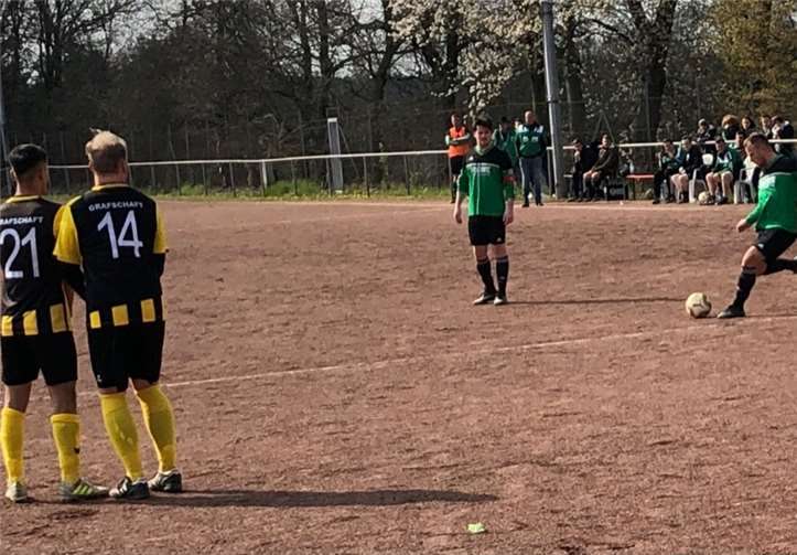 Sebastian Bertel beim Freistoß gegen die Grafschafter SG II.Foto: privat