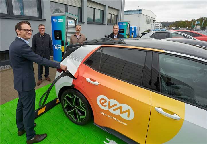 Sebastian Breuel, Bernd Wieczorek (von links), Jürgen Persy und Rainer Blessgen nahmen die schnellste Ladestation der Region in etrieb.Foto: Thomas Frey/evm