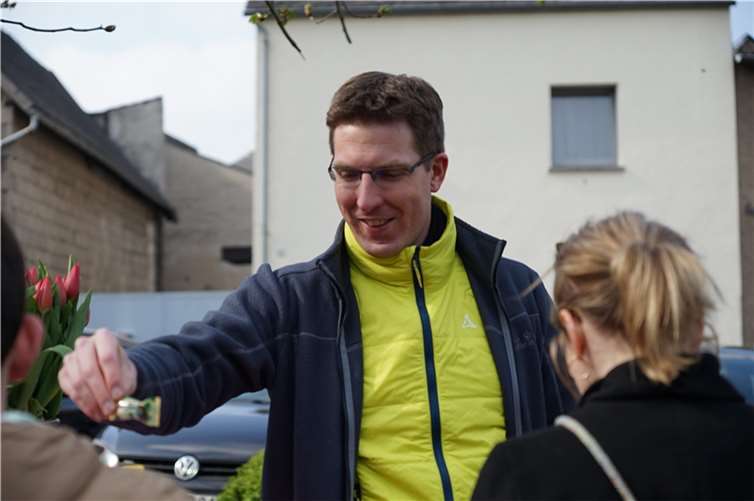 Sebastian Busch besuchte die Osteraktion der SPD und AWO in Kruft. Foto: Benjamin Kastner