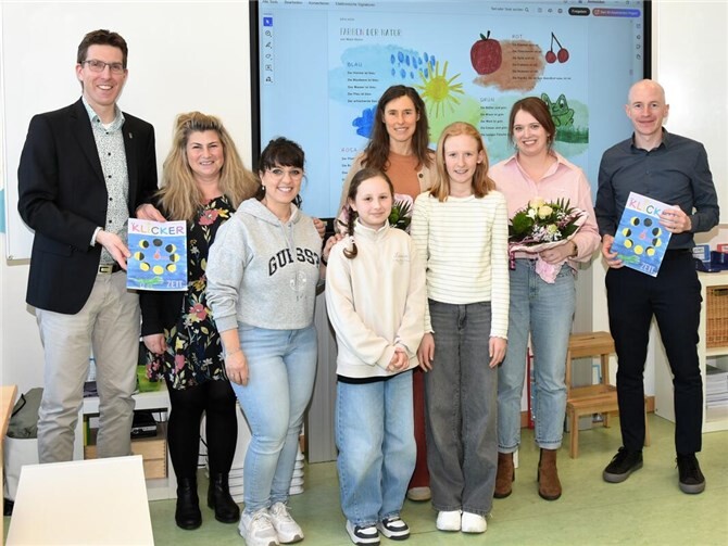 Sebastian Busch und Ingo Auer gratulieren der Schulleitung und dem Redaktionsteam zur besten Schülerzeitung Deutschlands. Foto: Cornel Schlüter