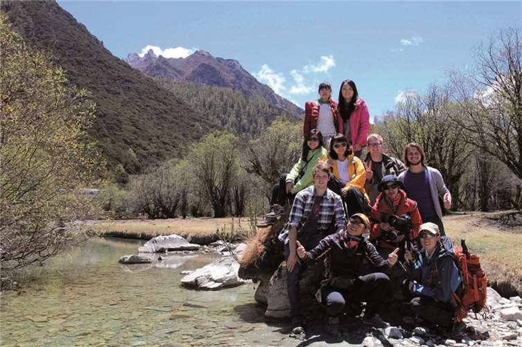 Sebastian Christmann (im karierten Hemd) freute sich über die große Kontaktfreudigkeit wie auch Hilfsbereitschaft der Chinesen.privat