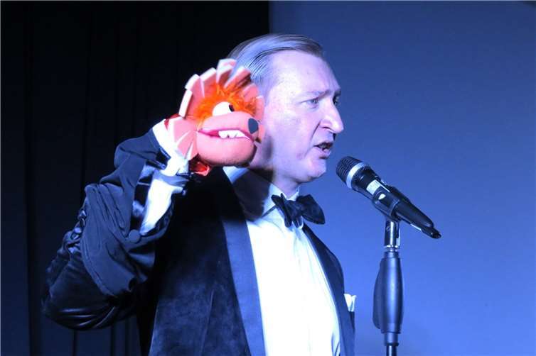 Sebastian Coors mit seinem Salonlöwen.  Foto: AKR