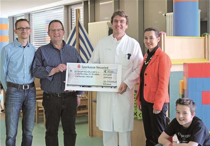 Sebastian Gembries, Schatzmeister des CDU- rtsverbands Ehlscheid, Norbert Lück, 1. Vorsitzender, Dr. Urban Himbert, Chefarzt der Klinik für Kinder- und Jugendmedizin, Marlies Becker-Kurz, 2. Vorsitzende, und Benjamin Lück (v. l.) bei der Spendenübergabe im Marienhaus Klinikum St. Elisabeth.