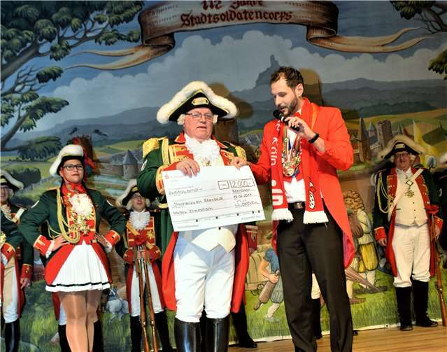 Sebastian Greven von der KSK überreicht einen Scheck über 2000 Euro.