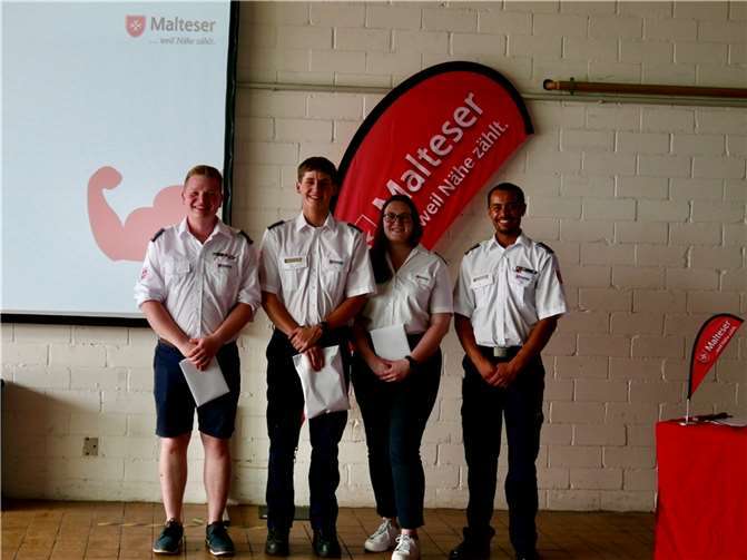 Sebastian Hoff, Matthias Menden und Birte Schmitz (v.l.n.r.) wurden für die meisten Dienststunden geehrt.