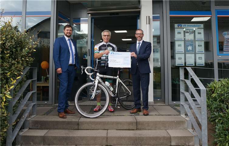 Sebastian Jacke (Teamleiter GS-Waldbreitbach), Hans-Hermann Walkenbach, Matthias Herfurth (Vorstand).Foto: privat