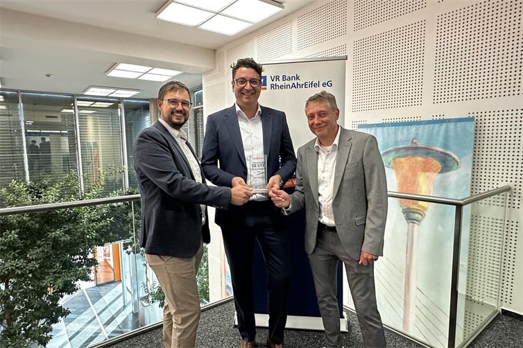 Sebastian Jacke (Teamleiter Regionalmarkt Neuwied/Linz), Christian Kehr (Direktor Regionalmarkt Neuwied/Linz) und Carsten Schmidt (Teamleiter Regionalmarkt Neuwied/Linz) mit der Handelsblatt-Auszeichnung.