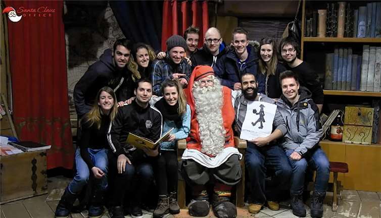 Sebastian Jung (hintere Reihe, 4.v.re.), der lange Heinrich und viele weitere internationale Studierende zu Gast beim Weihnachtsmann in Finnland. privat