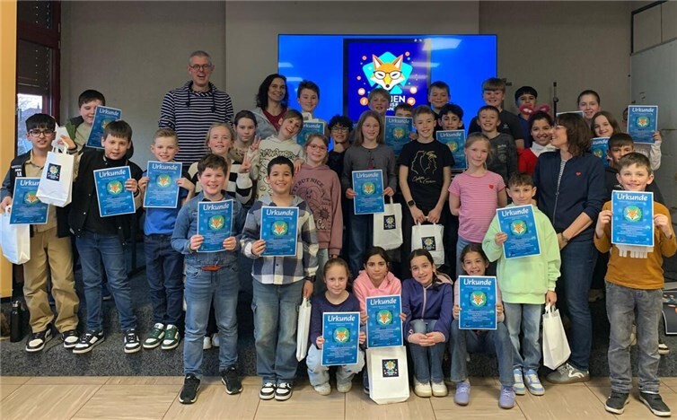 Sebastian Krings, Schulleiter der Margaretenschule, Eva Wahl (hinten Mitte), Schulsozialarbeit-AWO, und Tanja Buchmann (rechts), städtische Kinder- und Jugendförderung, mit den ersten „Medien-Füchsen Neuwied