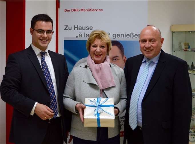 Sebastian Krupp, Antonie Heider, beide vom Verein „Ein Licht für Koblenz“ und Leo Biewer, Aufsichtsratsvorsitzender des DRK-Mittelrhein.Privat