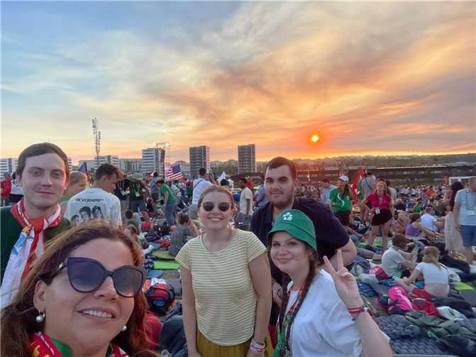 Sebastian Müller Mendig (links) mit Gruppe bei Vigil.  Foto: Bistum Trier/Simone Bastreri