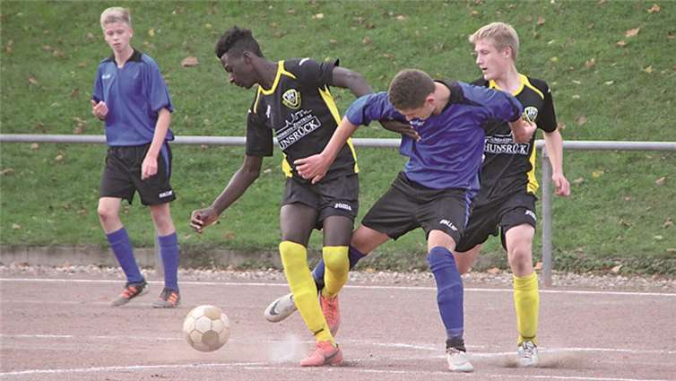 Sebastian Ramacher im Zweikampf mit zwei Rhein-Hunsrückern. privat