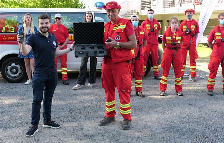 Sebastian Relewicz (li) vom LEO Club Bad Honnef übergibt das neue Funkgerät an Klaus-Peter Baum, den Einsatzleiter der DLRG Ortsgruppe Bad Honnef-Unkel. Foto: DLRG/Schoenebeck