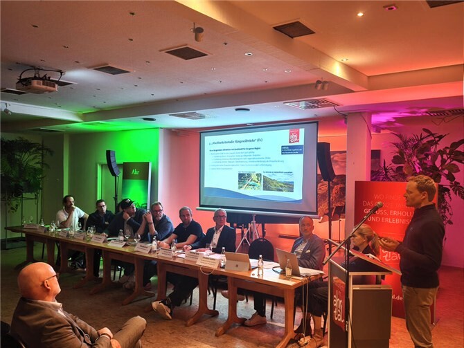 Sebastian Rischen, „Projektleiter Nachhaltiges Tourismuskonzepts Ahrtal 2025“, stellte unter anderem auch den Stand in Sachen Hängeseilbrücke „Bunte Kuh“ vor. Foto: DU