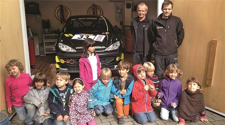 Sebastian Schmitz und sein Vater führten die Kinder durch die Werkstatt, wo sie die verschiedensten Arbeiten kennen lernen konnten. privat