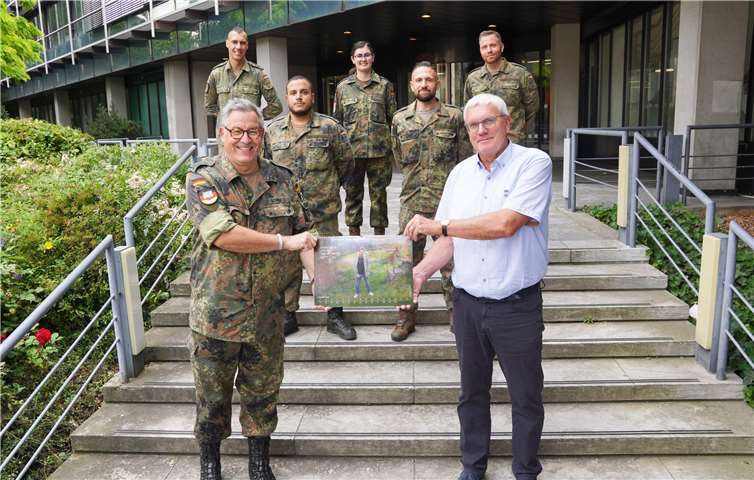 Sebastian Schuster (vorne rechts) und Oberstleutnant Thomas Kohrs, Leiter des Kreisverbindungskommandos Rhein-Sieg (vorne links), mit einigen Soldatinnen und Soldaten. Foto: Rhein-Sieg-Kreis