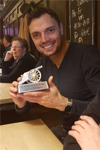 Sebastian Stegemann mit seinem Pokal.