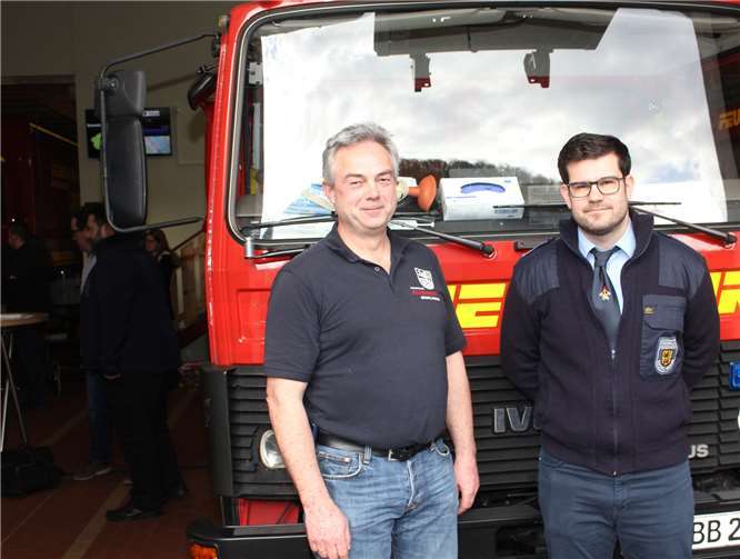 Sebastian Still (rechts) folgt nach fast 20 Amtsjahren Josef Nehler im Amt als Wehrführer.