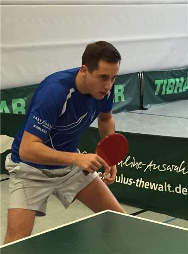 TTC Zugbrücke Grenzau führt Profis gegen die Sportfreunde ins Feld Sebastian Ströher lieferte sich mit Delong Chen eine sehenswerte Partie und siegte knapp mit 11:9 im fünften Satz. Privat