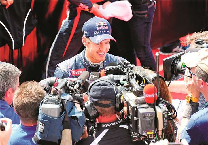 Sebastian Vettel nach seinem Sieg im Medien-Getümmel.
