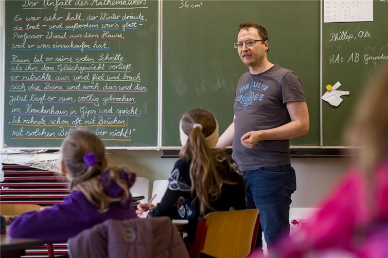 Sebastian Westphal, Klassenlehrer an der Freien Waldorfschule Mayen, gibt Interessierten einen Einblick, wie Mathematik an Waldorfschulen vermittelt wird.