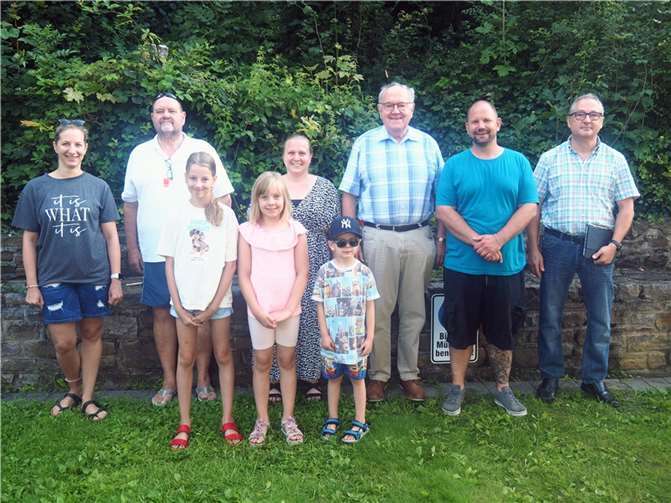 Sebastian Wichmann (2.v.r.) und seine Familie dürfen sich über einen Freibad-Gutschein freuen.  Quelle: Stadt Bendorf