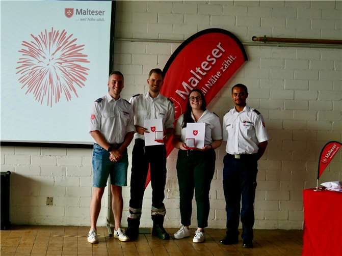 Sebastian Wrenger (2.v.l.) und Birte Schmitz (2.v.r.) wurden für ihren besonderen Einsatz geehrt.