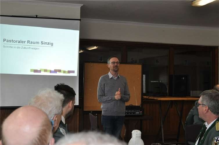 Sebastian Zinken berichtete in seinem Referat zum Thema über die neuen Strukturen des Bistums.  Foto:privat