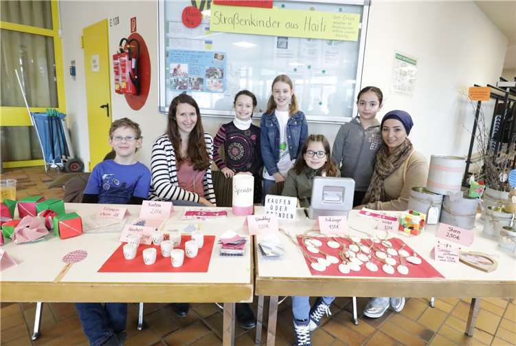 Sebastian, die Lehrerin der 4a Sandra Müller, Clara, Emilia, Mia, Zaina und Marwa El Kurdi (v.l.) engagierten sich mit einem Benefizverkauf für Straßenkinder in Haiti.