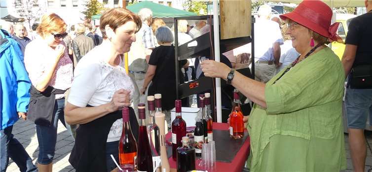Secco, Wein, Gelees, Marmeladen, Eis und weitere Gaumenfreuden vom Pfirsich lockten die Marktfreunde nach Cochem.Fotos: TE