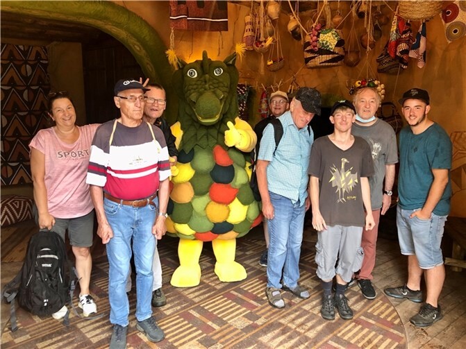 Sechs Bewohner der Wohngruppe Josef besuchten mit zwei Betreuern das Phantasialand in Brühl. Foto: privat