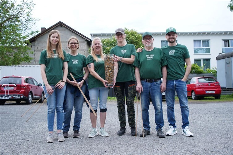 Sechs Helfer der Stiftung Ahrtal sammelten beim Ehrentag innerhalb von zwei Stunden mehrere Tausend Zigarettenstummel am Rheinufer in Kripp.