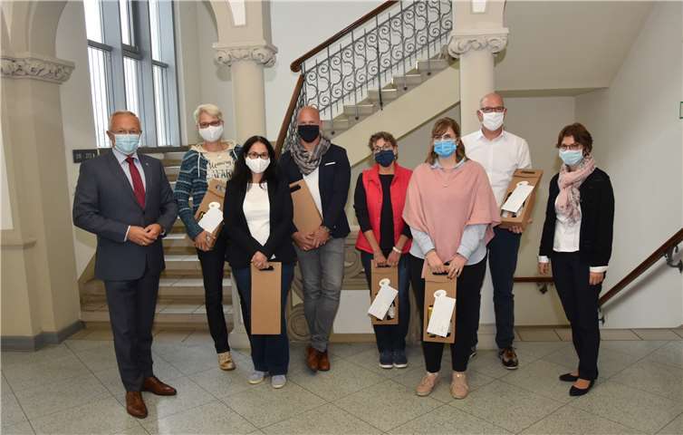 Sechs Helferinnen und Helfern aus der Corona-Hotline beim Kreisgesundheitsamt Neuwied konnte Landrat Achim Hallerbach für ihre geleistete Arbeit im Landkreis Neuwied danken.Foto: Kreisverwaltung