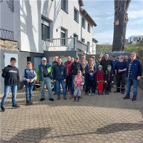 Sechs Kinder und 16 Erwachsene, unterstützt von den Gemeindebediensteten Heribert Mohr, Wilfried Behrens und Michael Loosen, beteiligten sich in diesem Jahr an der Aktion saubere Landschaft in Caan. Quelle: Gemeinde Caan
