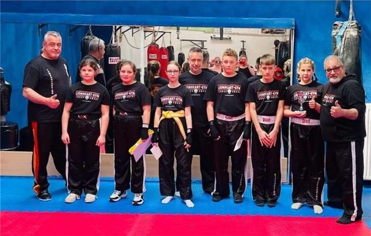 Sechs Kinder und zwei Erwachsene aus der Kickboxabteilung des SVA haben am Wochenende erfolgreich ihre Gürtelprüfungen bestanden. Foto: privat