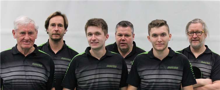 Sechs Kreuzbergs an den Tischen: Tischtennis-Ikone Paul Kreuzberg (l.) mit Söhnen und Enkeln. Foto: privat