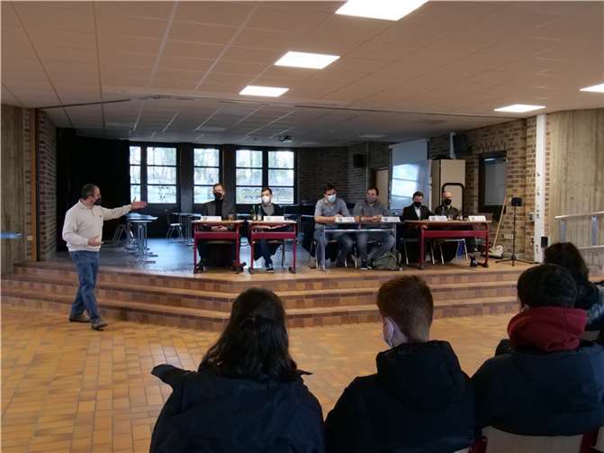 Sechs KuBa-Alumni berichteten den Schülerinnen und Schülern der aktuellen Jahrgangsstufen 9 und 10 von ihren Lebenswegen und Erfahrungen nach dem Abitur. Foto: KuBa