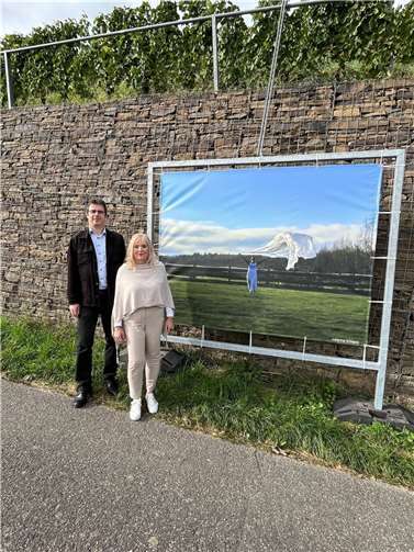 Sechs Kunstwerke stehen entlang des Wanderweges am Heyerberg. Kulturdezernentin der Stadt Koblenz, PD Dr. Margit Theis-Scholz und Dr. Matthias von der Bank, Direktor des Mittelrhein-Museums besichtigen die Kunstwerke. Foto: Stadt Koblenz/Tanja Nikolay