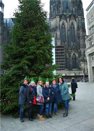 Sechs Mädels der Schellengarde hatten viel Spaß auf den Weihnachtsmärkten in Köln.  privat